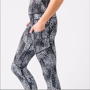 Zyia Active Pocket Hi- Rise 7/8 Light and Tight Leggings Size 12